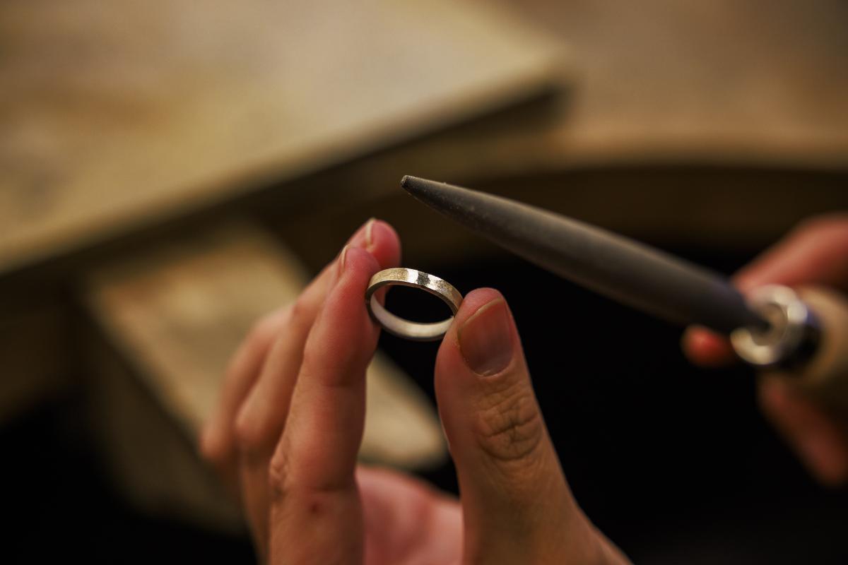 Smeed een zilveren ring